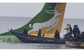 Châu Phi: Máy bay chở khách rơi xuống hồ, nhiều người chưa được tìm thấy