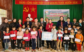 Hội Khuyến học tỉnh Thái Nguyên trao học bổng Đinh Thiện Lý cho học sinh điểm trường Bản Tèn