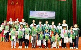 Vietcombank trao tặng 300 triệu đồng cho Quỹ khuyến học thành phố Lào Cai và thị xã Sa Pa