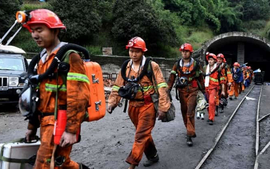 Trung Quốc mở chiến dịch tìm kiếm 18 người mắc kẹt trong vụ sập mỏ vàng