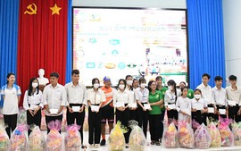 Hội Khuyến học huyện Càng Long, tỉnh Trà Vinh trao gần 400 phần quà tặng học sinh, sinh viên mồ côi
