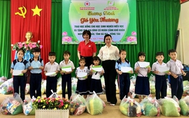Chương trình "Gió yêu thương" tặng quà và học bổng cho học sinh Côn Đảo