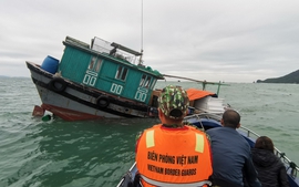 Biên phòng Đảo Trần, tỉnh Quảng Ninh cứu ngư dân gặp nạn trên biển
