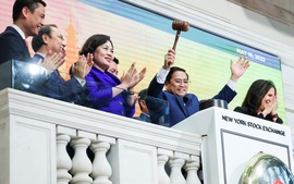 Thủ tướng Phạm Minh Chính gõ búa kết thúc phiên giao dịch tại sàn chứng khoán lớn nhất thế giới