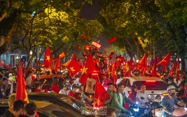 Hà Nội: Người dân ra đường mừng Việt Nam vô địch