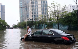 Hà Nội: Mưa ngập từ nhà ra ngõ, ô tô "bơi" giữa phố! 