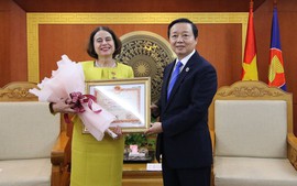 Trao Kỷ niệm chương Vì sự nghiệp tài nguyên và môi trường cho Đại sứ đặc mệnh toàn quyền Úc tại Việt Nam