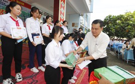Trao 200 suất học bổng cho học sinh vượt khó học giỏi Tiền Giang 