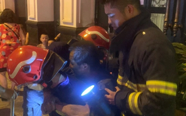 Hà Nội: Cứu sống 2 người mắc kẹt trong đám cháy ở khu phố cổ