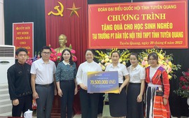 Trao tặng 100 tài khoản luyện nói tiếng Anh cho học sinh Phổ thông Dân tộc nội trú Tuyên Quang