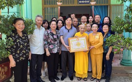 Hội Khuyến học Việt Nam trao Bảng vàng vinh danh cống hiến cho Ni trưởng trụ trì hệ thống Chùa núi Bà Đen (Tây Ninh) 