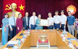 Hội Khuyến học Việt Nam trao tặng Bảng vàng vinh danh khuyến học cho Tổ chức Shinnyo-en Nhật Bản