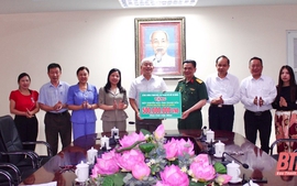 Đồng hương Thanh Hóa tại thành phố Hồ Chí Minh trao tặng Quỹ Khuyến học quê nhà 500 triệu đồng