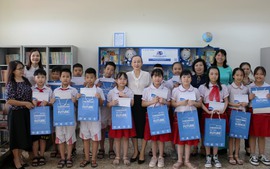 Quảng Ninh: Tặng tủ sách cho bệnh nhi 