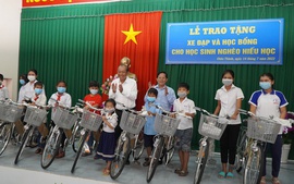Trao tặng xe đạp và học bổng cho học sinh nghèo hiếu học ở Trà Vinh