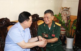Chủ tịch Quốc hội Vương Đình Huệ thăm Bà mẹ Việt Nam Anh hùng và thương binh Anh hùng Lực lượng vũ trang nhân dân