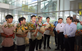 Bộ Giáo dục và Đào tạo đón mừng đội tuyển Việt Nam tham dự Olympic Toán học quốc tế trở về