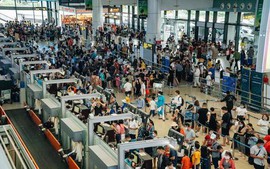 Dừng triển khai dịch vụ thu phí làm thủ tục nhanh tại sân bay Tân Sơn Nhất
