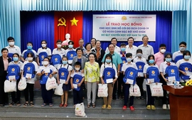 Quỹ Khuyến học Việt Nam hỗ trợ 20 học sinh mồ côi vì COVID-19 tại Tiền Giang