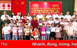 Hội Khuyến học Phú Thọ tặng quà cho học sinh là con thương binh, bệnh binh