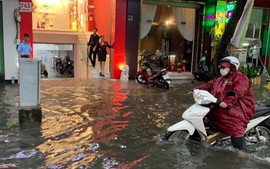 Mưa to kéo dài, nhiều tuyến đường tại Thành phố Hồ Chí Minh ngập sâu chưa từng thấy