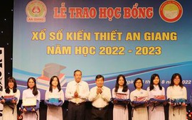 Trao học bổng cho học sinh, sinh viên nghèo hiếu học ở An Giang