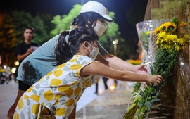 Hà Nội: Người dân đặt hoa dưới chân Tượng đài Công an nhân dân tri ân 3 chiến sĩ hy sinh