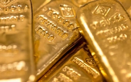 Ngày 23/8: Giá vàng và dầu thô "ngược chiều" dù cùng chịu ảnh hưởng khi đồng USD tăng giá