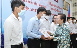 Hội Khuyến học Việt Nam trao 100 suất học bổng cho sinh viên Campuchia đang học tập tại Việt Nam