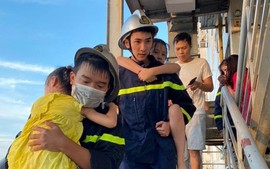 Cháy chung cư ở Hà Đông: Giải cứu 4 người ra khỏi đám cháy