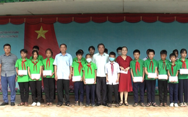 Hà Giang: Trao tặng hơn 200 suất học bổng và quà khuyến học cho học sinh nghèo vượt khó