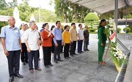 Hội Khuyến học Việt Nam dâng hương tri ân các anh hùng liệt sĩ Ngã ba Đồng Lộc