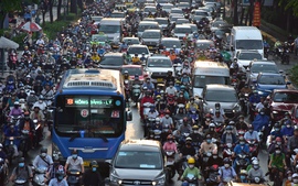 Trước kỳ nghỉ lễ, Hà Nội và thành phố Hồ Chí Minh, nhiều tuyến đường ùn tắc kéo dài