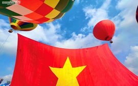 Người dân Thành phố Hồ Chí Minh hân hoan xem khinh khí cầu kéo Đại kỳ 1.800 m2 trong ngày Lễ mừng Quốc khánh 2/9