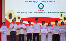 263 học sinh Bến Tre nhận học bổng Hồ Hảo Hớn và xe đạp tình thương
