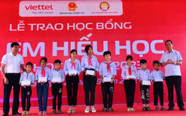 Bắc Giang: Chương trình “Vì em hiếu học” trao 370 suất học bổng cho học sinh