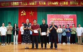 Phú Thọ: Quỹ học bổng Làng Vân trao 215 suất quà cho giáo viên, học sinh có thành tích xuất sắc