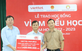 Viettel Hoà Bình trao hơn 1 tỷ đồng học bổng “Vì em hiếu học” tại huyện Mai Châu