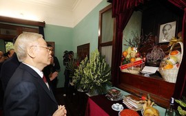 Tổng Bí thư Nguyễn Phú Trọng dâng hương tưởng niệm Chủ tịch Hồ Chí Minh
