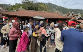Quảng Ninh: Du khách chen chân lên Yên Tử cầu bình an