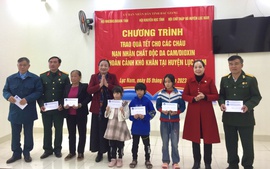 Bắc Giang: Trao quà Tết tặng 50 học sinh là con em nạn nhân chất độc màu da cam