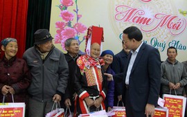 Bí thư Tỉnh ủy Quảng Ninh trao quà Tết tới gia đình chính sách, hộ nghèo