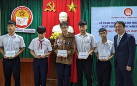 Đà Nẵng: Trao 100 triệu đồng học bổng tặng học sinh mồ côi