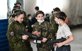 Đào tạo "quân nhân yêu nước" trong các trường học ở Nga