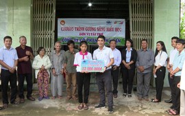 Đồng Tháp: Trao học bổng "Gương sáng hiếu học" tặng sinh viên Võ Thị Minh Thư