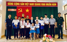 Hội Nhà báo Hà Nội và Bộ đội Biên phòng Dung Quất trao quà cho học sinh nghèo vượt khó