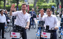 Thủ tướng Việt Nam và Hà Lan chứng kiến lễ ký các văn kiện hợp tác, cùng đạp xe dạo phố Hà Nội