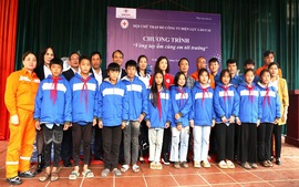 Lào Cai: Học sinh vùng cao Si Ma Cai đón nhận áo ấm mùa đông