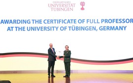 Giám đốc Bệnh viện Trung ương Quân đội 108 nhận hàm giáo sư đại học ở Đức