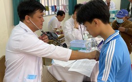 Lâm Đồng: Khám bệnh, phát thuốc miễn phí, trao học bổng và quà tặng học sinh, phụ huynh có hoàn cảnh khó khăn